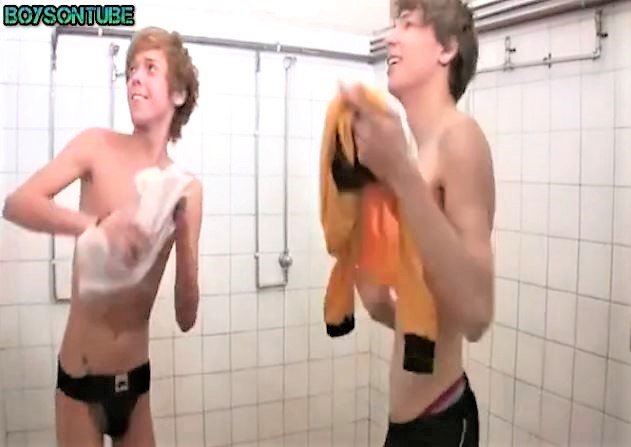Gay Chłopcy biorą prysznic