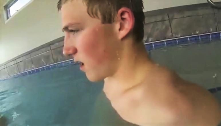Suck teen in the pool